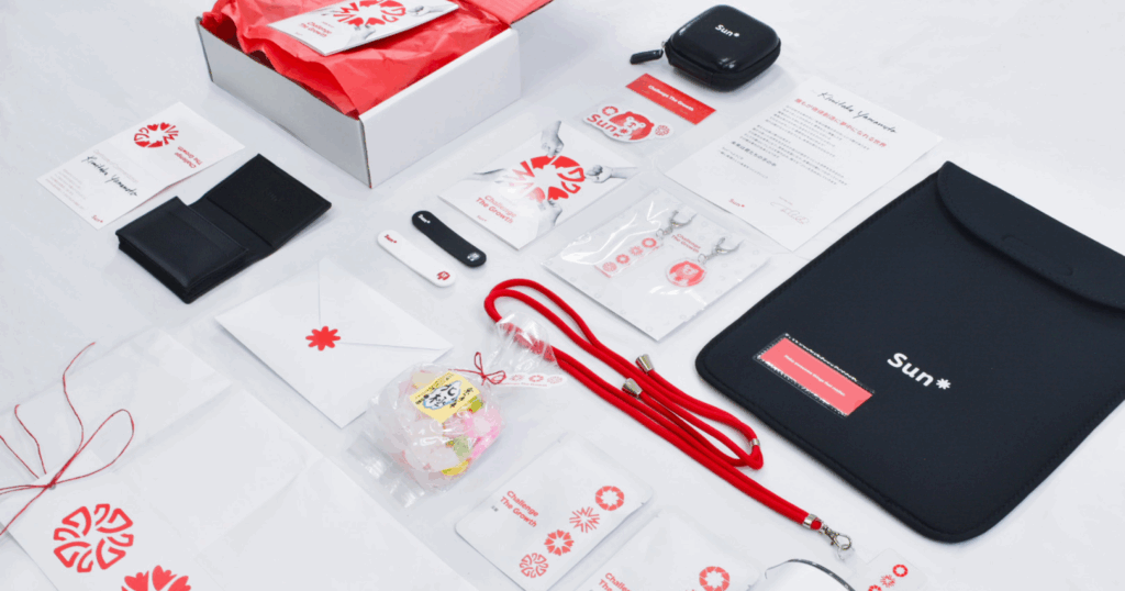 【26卒内定式】「Sun*のWA!で人と繋がり、驚き、文化に触れる」ノベルティ紹介